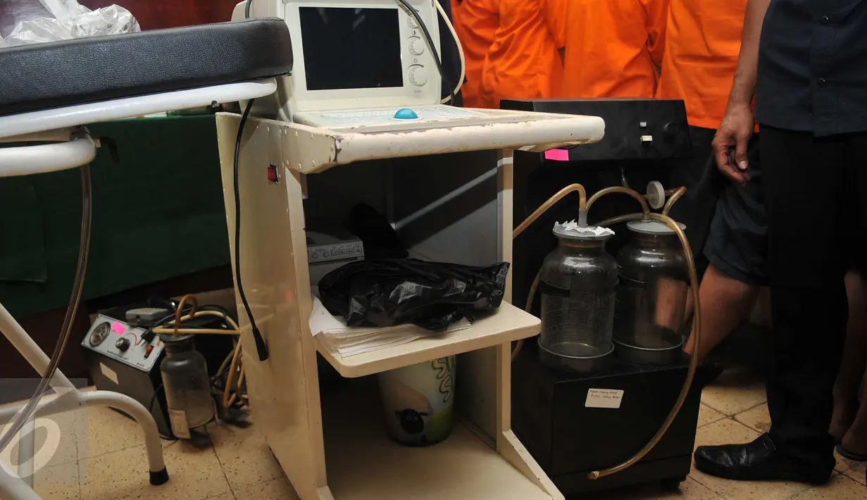 Sejumlah alat diamankan dalam penggerebekan dua klinik aborsi ilegal di kawasan Cikini, Jakarta, Rabu (24/2). Tarif aborsi di klinik tersebut bervariasi, sekitar Rp2,5 juta sampai Rp10 juta tergantung usai kandungan. (Liputan6.com/Gempur M Surya)