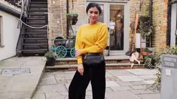 Naysilla sendiri memang cukup dikenal dengan penampilan sederhananya. Menggunakan kaus sweater berwarna kuning yang dipadukan dengan celana serta tas berwarna hitam ini juga bisa dijadikan inspirasi. (Liputan6.com/IG/@naymirdad)