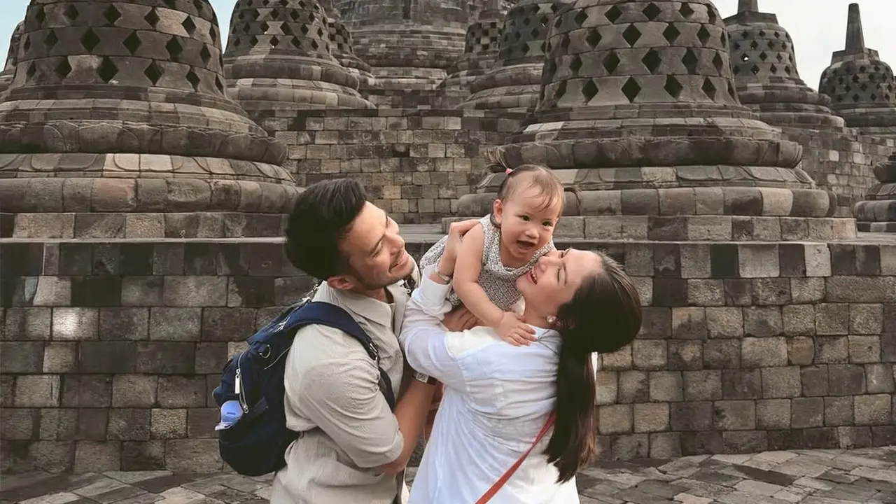 Gaya Kasual Stylish Jessica Mila Liburan sambil Momong Anak di Magelang