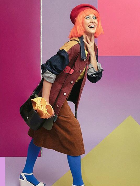 Pevita bahkan tetap tampil modis dan cocok saat pakai gaya rambut pendek bewarna oranye. Lengkap pakai baju bernuansa warna coklat lengkap dengan stoking biru, Pemeran Sri Asih ini sukses buat penggemar semakin menyukainya. (Liputan6.com/IG/@pevpearce)