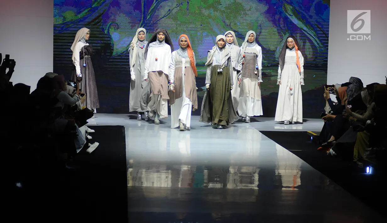 Model mengenakan busana rancangan Rosie Rahmadi saat Muslim Fashion Festival (MUFFEST) 2019 di JCC, Senayan, Jakarta, Jumat (3/5/2019). IFI (INTERNATIONAL) X KOREA K-STREET BY GLINGREEM menampilkan rancangan Rosie Rahmadi Sebanyak 11 koleksi busana hijab dengan tema Neha. (Liputan6.com/Herman Zakhar