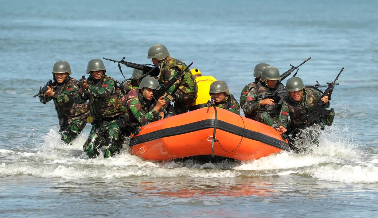 Pasukan Komando TNI saat latihan anti-teror di Pantai Kajhu, Banda Aceh, Selasa (22/11). Latihan untuk mengantisipasi kemungkinan tindakan teror dan penyerangan oleh ISIS yang dalam setahun terakhir terjadi di Tanah Air. (AFP PHOTO/Chaideer Mahyuddin)