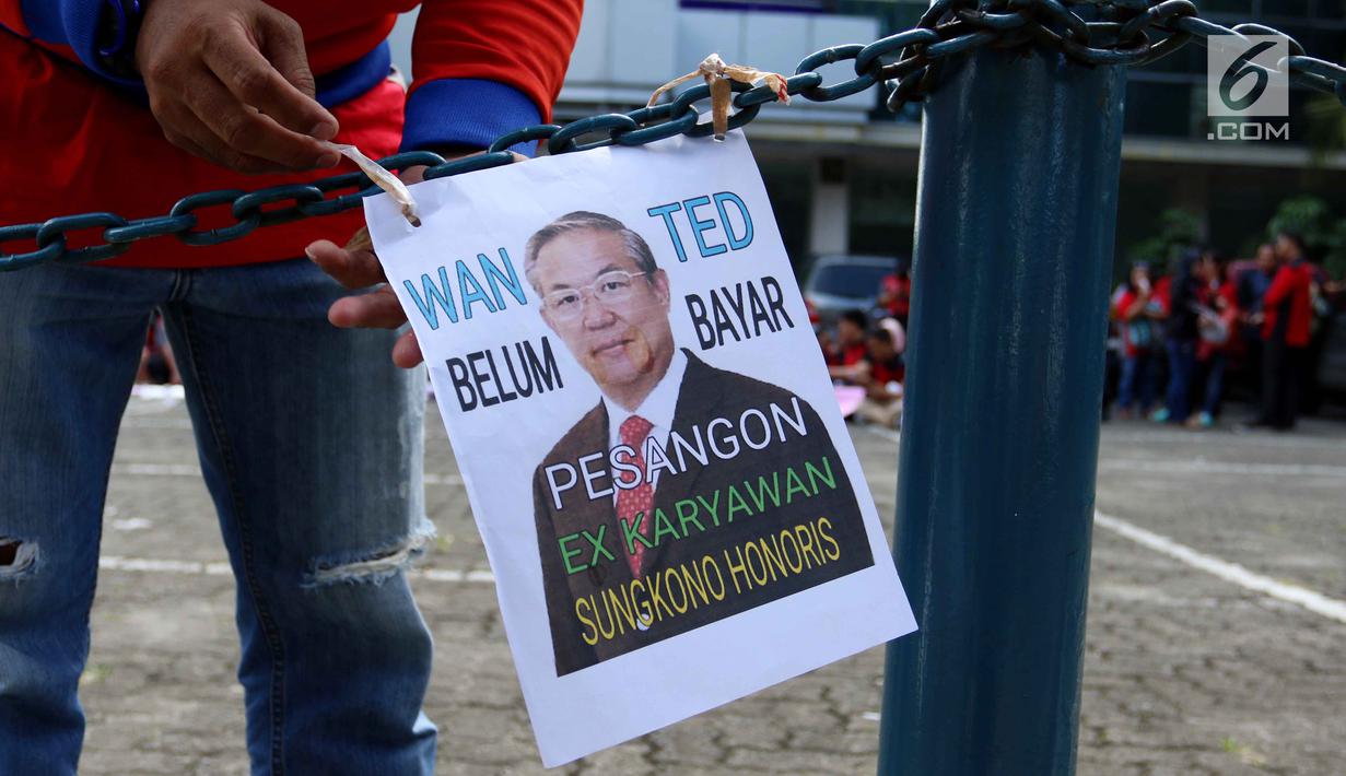Poster Sungkono Honoris dipajang para mantan karyawan 7-Eleven saat melakukan aksi di Jakarta, Rabu (22/2). Mereka mendesak agar PT Sevel Indonesia (MSI) segera membayarkan pesangon. (Liputan6.com/Angga Yuniar)