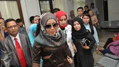 Muzdalifah menjalani sidang cerai dengan pedangdut Nassar di Pengadilan Agama Kota Tangerang, Tangerang, Selasa (6/10). Dalam sidang yang tidak dihadiri Nassar itu, majelis hakim meresmikan keduanya berpisah secara verstek. (Liputan6.com/Faisal R Syam)