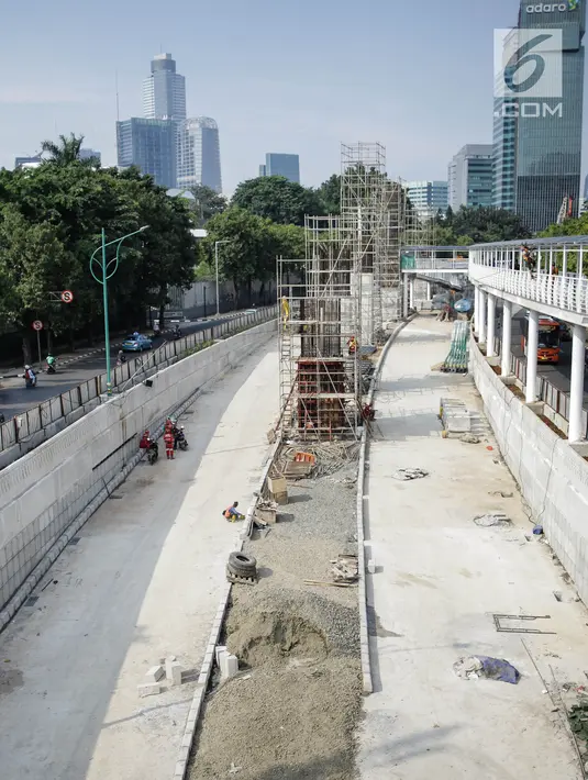 Aktivitas pekerja di proyek pembangunan lintas bawah atau underpass Mampang Prapatan-Kuningan, Jakarta, Minggu (18/3). Targetnya, April nanti akan dilakukan uji coba selama satu minggu sebelum betul-betul dioperasikan. (Liputan6.com/Faizal Fanani)