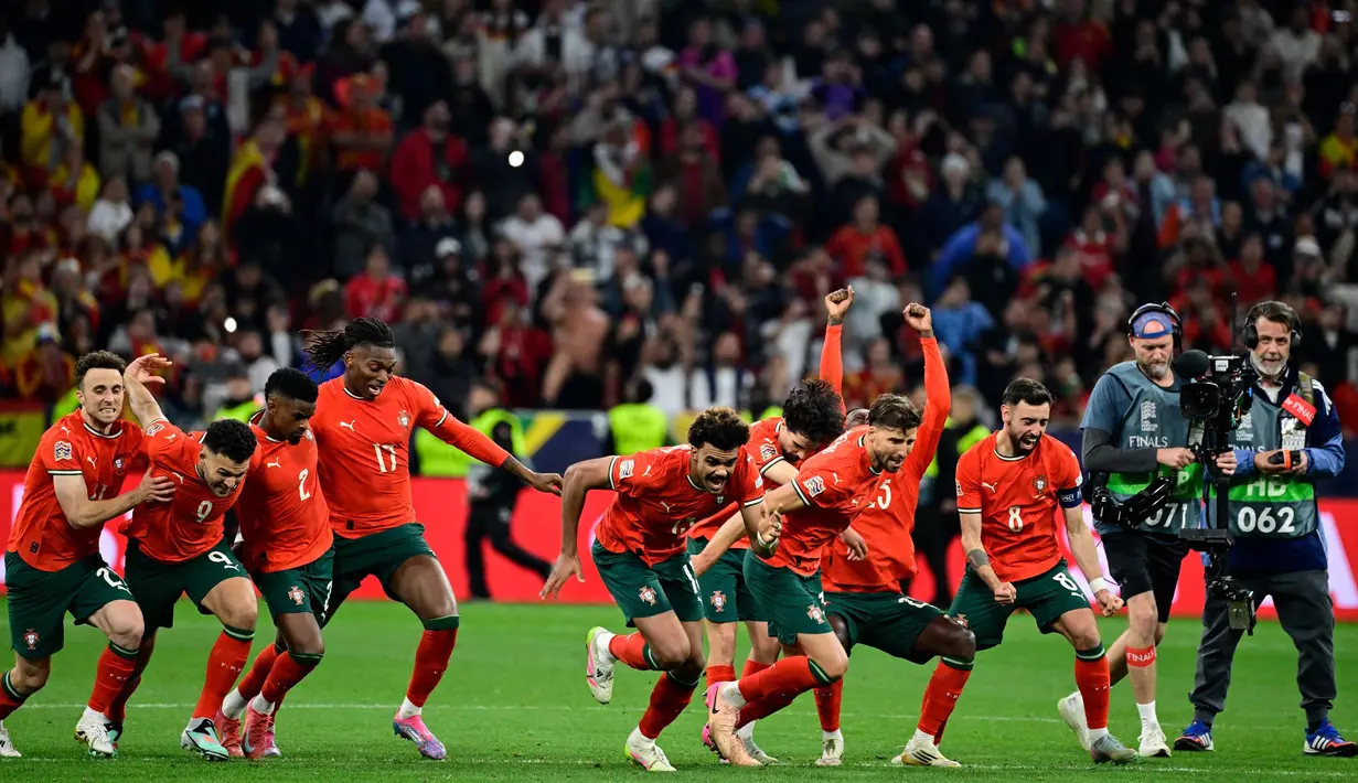 Sebelum adu penalti, Portugal mencetak gol melalui aksi Nuno Mendes (28) dan Cristiano Ronaldo (61). Sementara Martin Zubimendi (21) dan Mikel Oyarzabal (45) mencatatkan namanya di papan skor untuk Spanyol. (John MACDOUGALL/AFP)