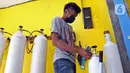 Pekerja memeriksa tabung oksigen di Fauzi Medical, Matraman, Jakarta Timur, Kamis (22/7/2021). Sebagai bentuk kepedulian terhadap sesama di tengah pandemi COVID-19, agen isi ulang oksigen tersebut menerapkan sistem pembayaran secara sukarela bagi warga. (Liputan6.com/Herman Zakharia)