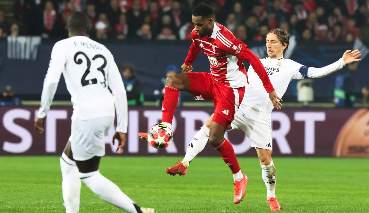 Di babak kedua, Brest tampil menekan. Brest sempat mencetak gol penyeimbang di menit ke-51 lewat aksi Ludovic Ajorque. Sayang, gol ini dianulir karena terjadi offside. (FRED TANNEAU/AFP)