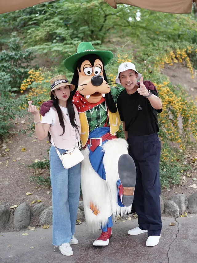 Disebut Disney Couple, Ini 10 Gaya Bucin Sandra Dewi dan Harvey Moeis Saat Liburan hingga Kondangan