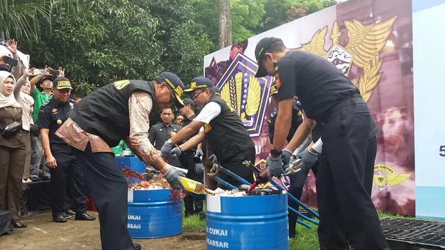 Kantor Wilayah Bea Cukai Sulbagsel musnahkan barang bukti sitaan rokok dan miras ilegal (Liputan6.com/ Eka Hakim)
