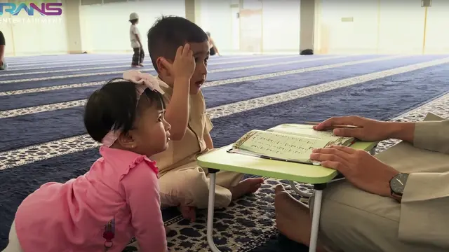 Potret Lily Ikut Rayyanza Mengaji (credit: YouTube/Rans Entertainment)