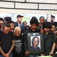"Dia nggak mau sendiri. Soalnya kan saudaranya di Tanah Kusir, dia mau kumpul di situ juga. Kalau di tempat lain dia takut sendiri," lanjut David. (Daniel Kampua/Bintang.com)