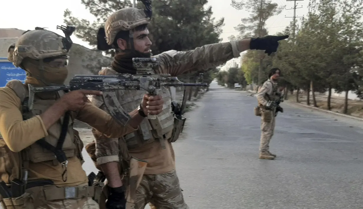 Pasukan Khusus Afghanistan berpatroli di jalan yang sepi selama pertempuran dengan pejuang Taliban di Lashkar Gah, Provinsi Helmand, Afghanistan, Selasa (3/8/2021). Jatuhnya Lashkar Gah akan menjadi titik balik utama dalam serangan yang dilakukan Taliban. (AP Photo/Abdul Khaliq)