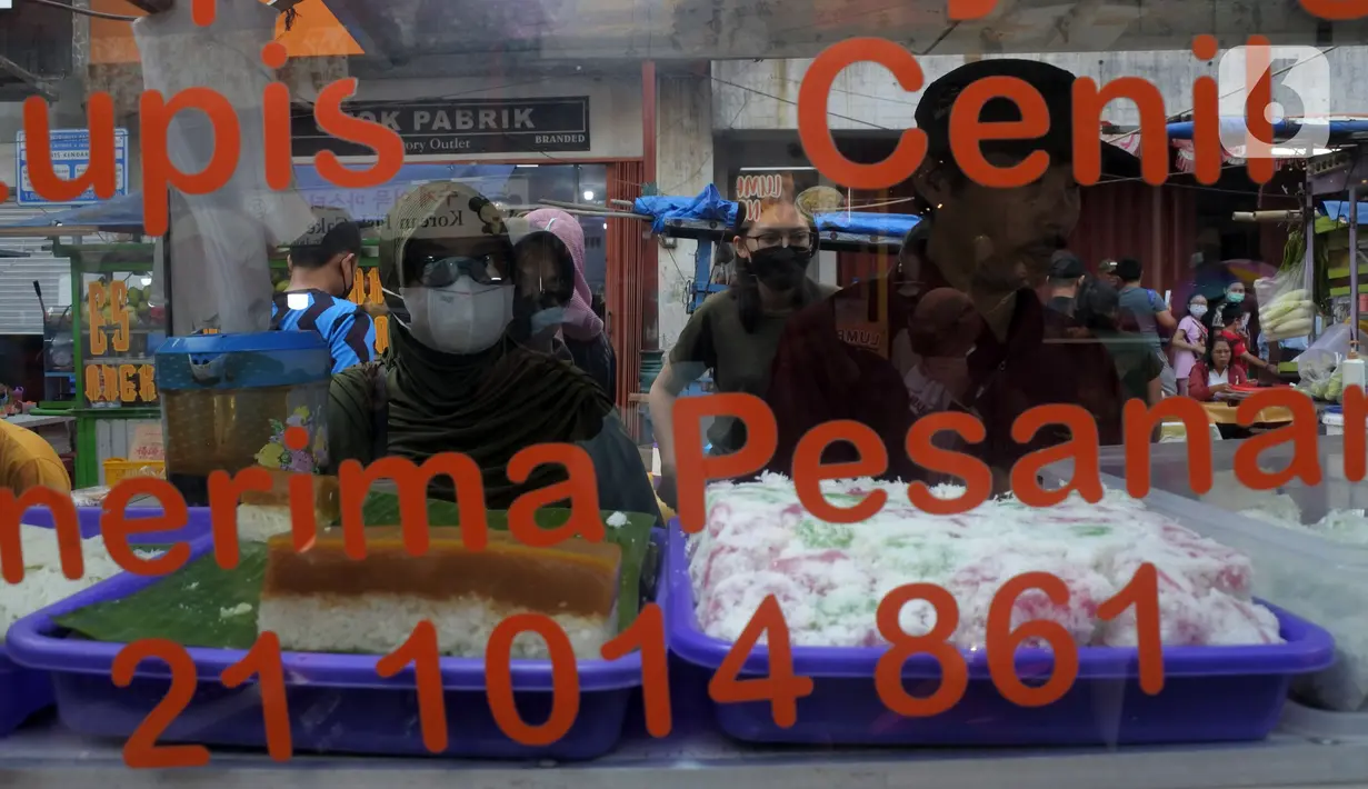 Pedagang melayani pembeli takjil atau menu berbuka puasa Ramadhan di Pasar Lama Tangerang, Banten, Sabtu (16/4/2022). Kawasan Pasar Lama menjadi salah satu tempat favorit bagi para pecinta kuliner dengan nuansa Pecinan. (merdeka.com/Imam Buhori)