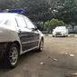 Sebuah mobil merek Hyundai bernopol B 1438 SON yang semula berhenti di bahu jalan mendadak tancap gas. (Nafiysul Qodar/Liputan6.com)
