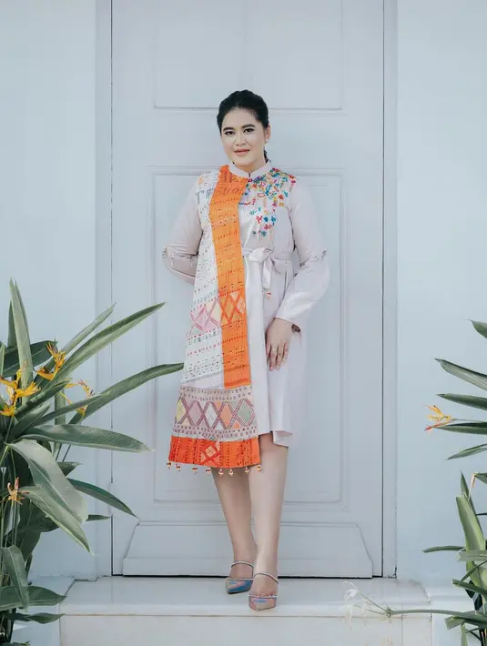 Kahiyang Ayu tidak melulu memadukan ulos dengan kebaya. Dengan mengenakan midi dress, ulos jadi sentuhan etnik yang cantik pada penampilannya [@ayangkahiyang]