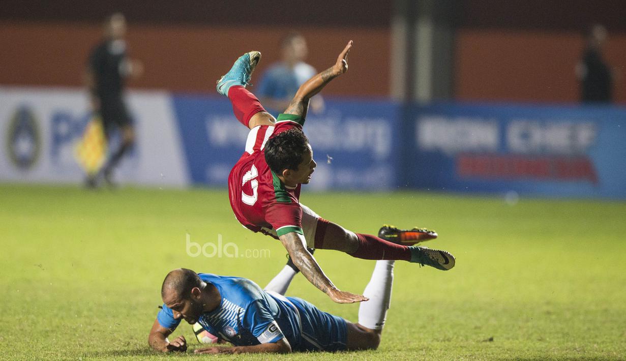 Striker Timnas Indonesia, Irfan Bachdim, dijatuhkan bek Puerto Rico, Emmanuel D'Andrea, saat laga persahabatan di Stadion Maguwoharjo, Sleman, Selasa (13/6/2017). Kedua negara bermain imbang 0-0.(Bola.com/Vitalis Yogi Trisna)