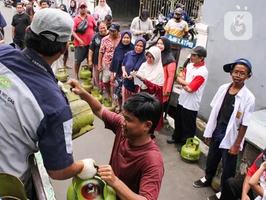 Sejumlah warga mengantre untuk membeli gas dari salah satu suplier di Jalan Melati 3, Kecamatan Benda Baru, Tangerang Selatan, Banten, Senin (3/2/2025). (Magang/Liputan6.com/Muhammad Rizal)