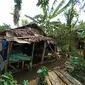 Kondisi rumah nenek Amnah, sebagian ditutupi spanduk bekas, terpal, bahkan kain. Atap rumahnya ditambal menggunakan spanduk bekas hingga anyaman bambu. (Liputan6.com/ Yandhi Deslatama)