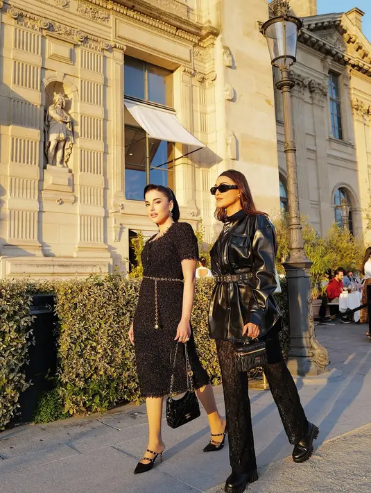 Tasya tampil memukau dengan balutan gaun hitam bertekstur bling-bling yang memberi kesan glamor sekaligus elegan.  [@tasyafarasya].