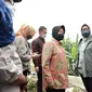 Risma saat mengunjungi korban banjir di Perumahan Villa Nusa Indah, Desa Bojong Kulur, Jumat (18/2/2022). (Liputan6.com/Achmad Sudarno)