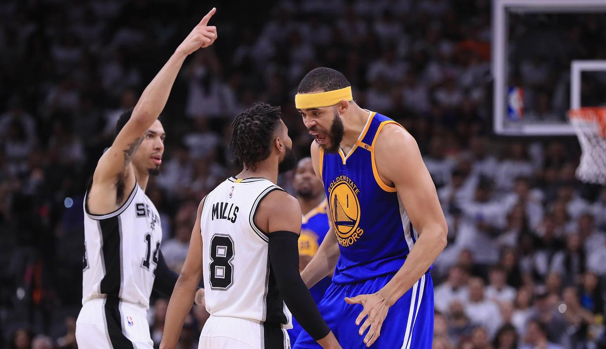 Pebasket Golden State Warriors, JaVale McGee, bersitegang dengan pebasket San Antonio Spurs, Patty Mills, pada laga final NBA Wilayah Barat di San Antonio, Sabtu (20/5/2017). Spurs kalah 108-120 dari Warriors. (AFP/Ronald Martinez)