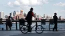 Seorang wanita berakitivitas selama musim semi yang hangat di tepi air di Manhattan di New York City (8/4). Sebagian besar Pantai Timur mengharapkan suhu hangat terus sepanjang minggu. (Spencer Platt/Getty Images/AFP)