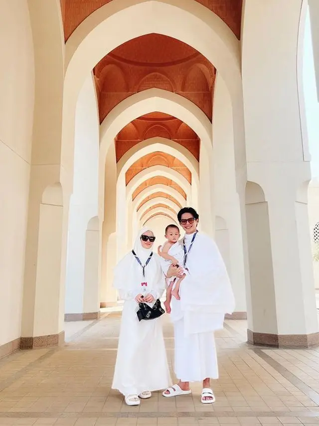 6 Potret Dinda Hauw dan Rey Mbayang Ajak Anak Umrah Pertama Kali, Banjir Pujian