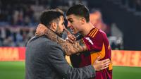 Gianluca Mancini tampak bersitegang dengan pelatih Como, Cesc Fabregas. Pada laga ini AS Roma menang dengan skor 1-0 atas Como di Liga Italia. (AFP)