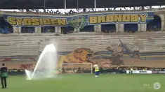 Kreativitas suporter sepak bola di derbi Kopenhagen dengan menampilkan koreografi unik ala gladiator di Stadion Brondby, Denmark.