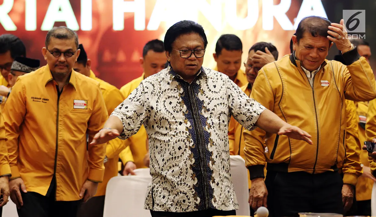Ketua Umum Partai Hanura Oesman Sapta Odang (kanan) saat rapat koordinasi bersama Ketua DPD Partai Hanura se-Indonesia di Jakarta, Rabu (6/6). Rapat membahas komunikasi dan koordinasi DPD Partai Hanura se-Indonesia. (Liputan6.com/JohanTallo)