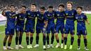Kakang Rudianto (16) dan para pemain ASEAN All-Stars berfoto bersama setelah laga persahabatan yang berlangsung di Stadion Bukit Jalil, Malaysia, pada hari Rabu (28/5/2025) malam waktu setempat. (AFP/Mohd Rasfan)