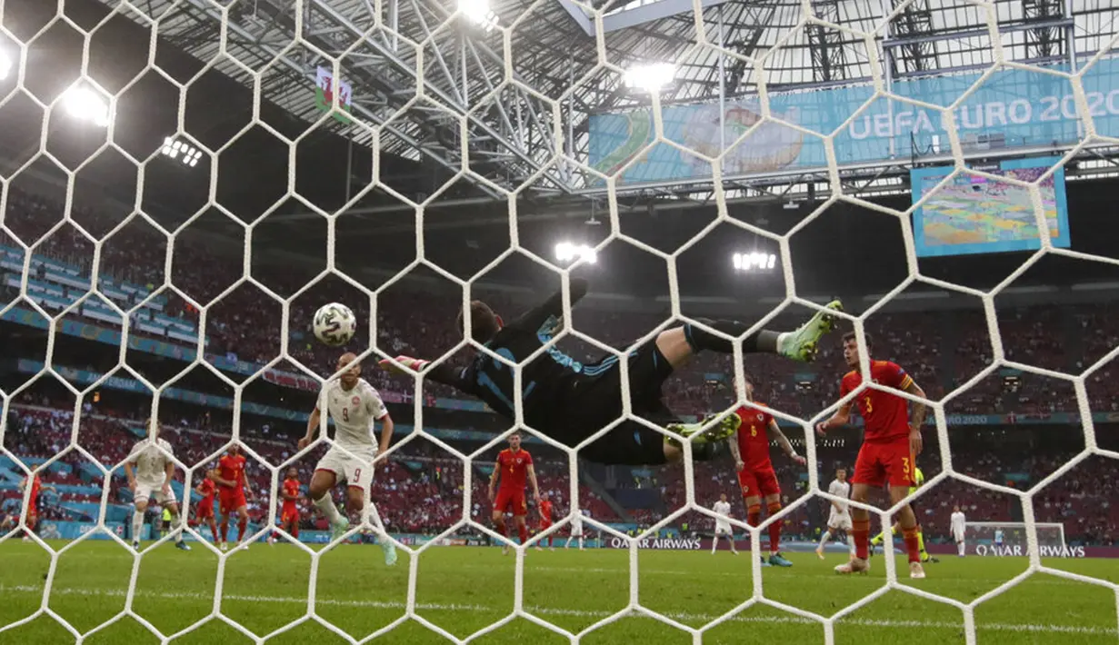 Penjaga gawang Wales Danny Ward gagal melakukan penyelamatan saat melawan Denmark pada pertandingan babak 16 besar Euro 2020 di Johan Cruyff Arena, Amsterdam, Belanda, Sabtu (26/6/2021). Denmark menang 4-0. (AP Photo/Peter Dejong, Pool)
