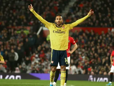 Pemain Arsenal Pierre-Emerick Aubameyang melakukan selebrasi usai mencetak gol ke gawang Manchester United dalam lanjutan Liga Inggris di Old Trafford, Manchester, Inggris, Senin (30/9/2019). Pertandingan berakhir 1-1. (AP Photo/Dave Thompson)