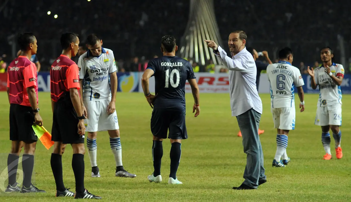 Pelatih Persib, Dejan Antonic (ketiga kanan) melakukan protes saat laga final Piala Bhayangkara 2016 melawan Arema di Stadion GBK Jakarta, Minggu (3/4/2016). Laga diwarnai aksi protes dari suporter dan official Persib. (Liputan6.com/Helmi Fithriansyah)