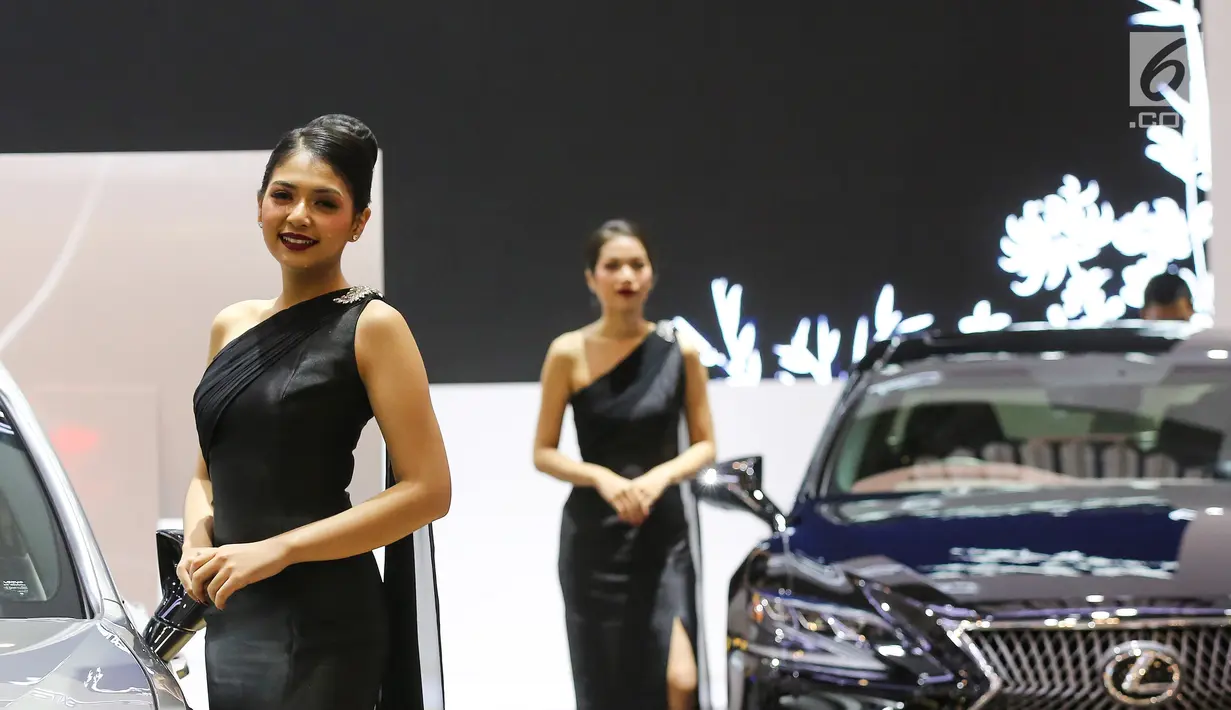 Model hiasi stan pameran GAIKINDO Indonesia International Auto Show (GIIAS) 2019 di ICE BSD, Tangerang, Kamis (18/9/2019). Kehadiran model menghiasi perhelatan otomotif GAIKINDO Indonesia International Auto Show (GIIAS) 2019 di ICE BSD City. (Liputan6.com/Fery Pradolo)