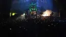 Di bawah kilauan tata cahaya panggung, grup band metal asal Hamburg, Jerman ini mampu membuat ribuan penonton berjingkrak ria mengikuti alunan musik metal serta mengajak penonton menyanyi bersama. (Nurwahyunan/Bintang.com)