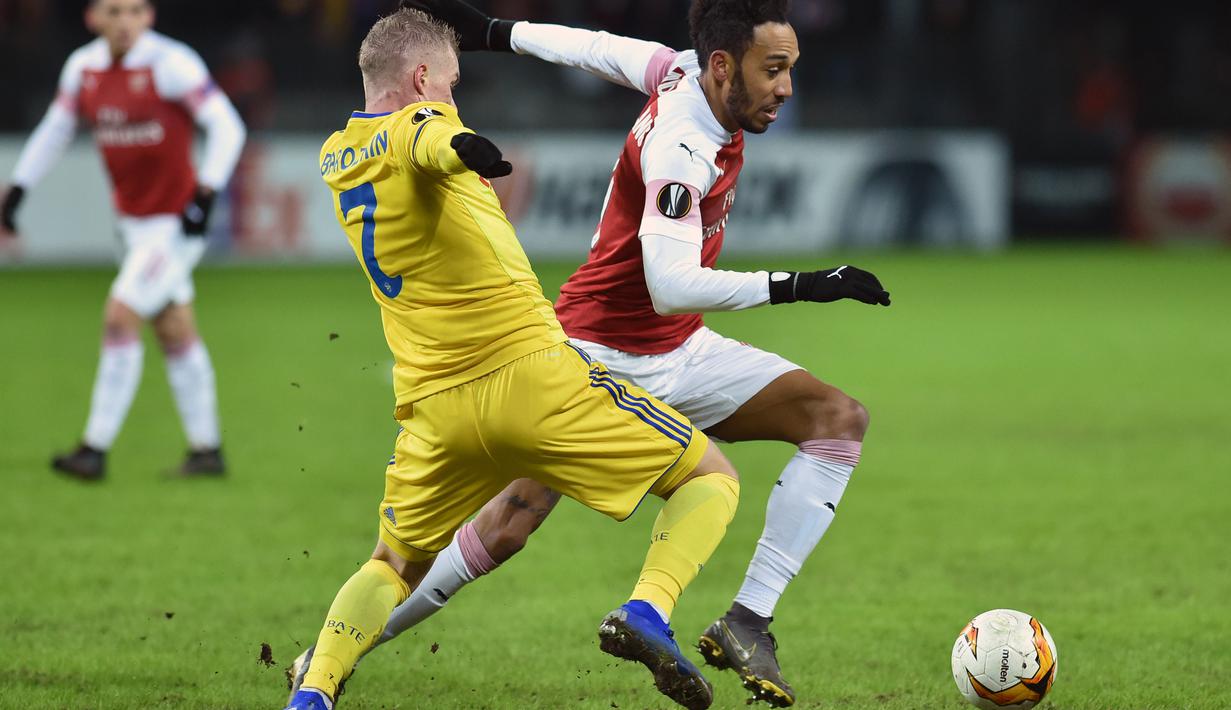 Aksi penyerang Arsenal, Pierre Emerick Aubameyang pada leg 1,32 besar Liga Europa yang berlangsung di stadion Borisov Arena, Borisov, Jumat (15/2). Arsenal tumbang 0-1 kontra Bate Borisov. (AFP/Sergei Gapon)