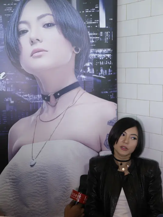 Selain itu, ia mulai memperhatikan penampilannya. Poppy Sovia mengaku dulu cuek dengan penampilan, kini mulai rapi dan tampil feminim. Ia ingin mendapatkan kekasih penyayang dan tidak berbagi sayang. Hanya untuk dirinya. (Galih W. Satria/Bintang.com)