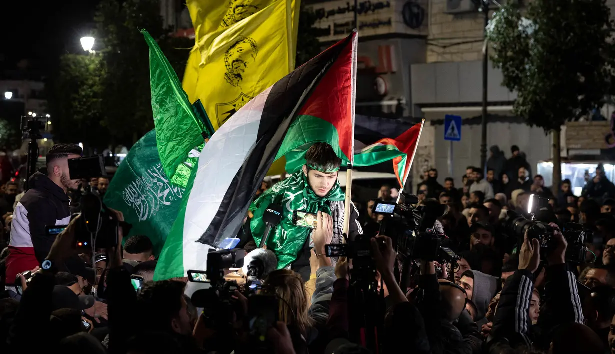 Keputusan pembebasan tahanan Palestina oleh Israel diambil setelah sebelumnya pihak Palestina membebaskan 13 sandera Israel bersama dengan tiga warga negara Thailand dan seorang berkewarganegaraan ganda Rusia-Israel. (FADEL SENNA/AFP)