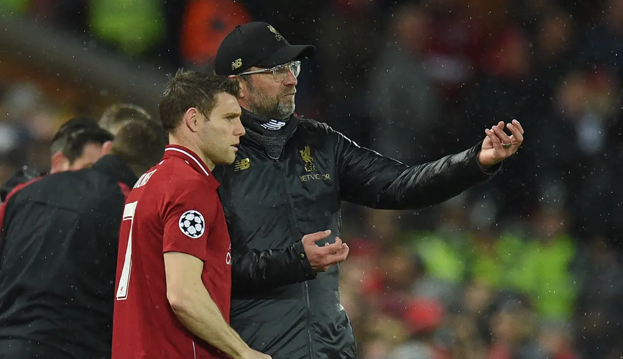 Jurgen Klopp memberikan instruksi kepada James Milner pada leg 1, babak 16 besar Liga Champions yang berlangsung di stadion Anfield, Liverpool, Rabu (20/2). Liverpool imbang 0-0 kontra Bayern Munchen. (AFP/Oli Scarff)