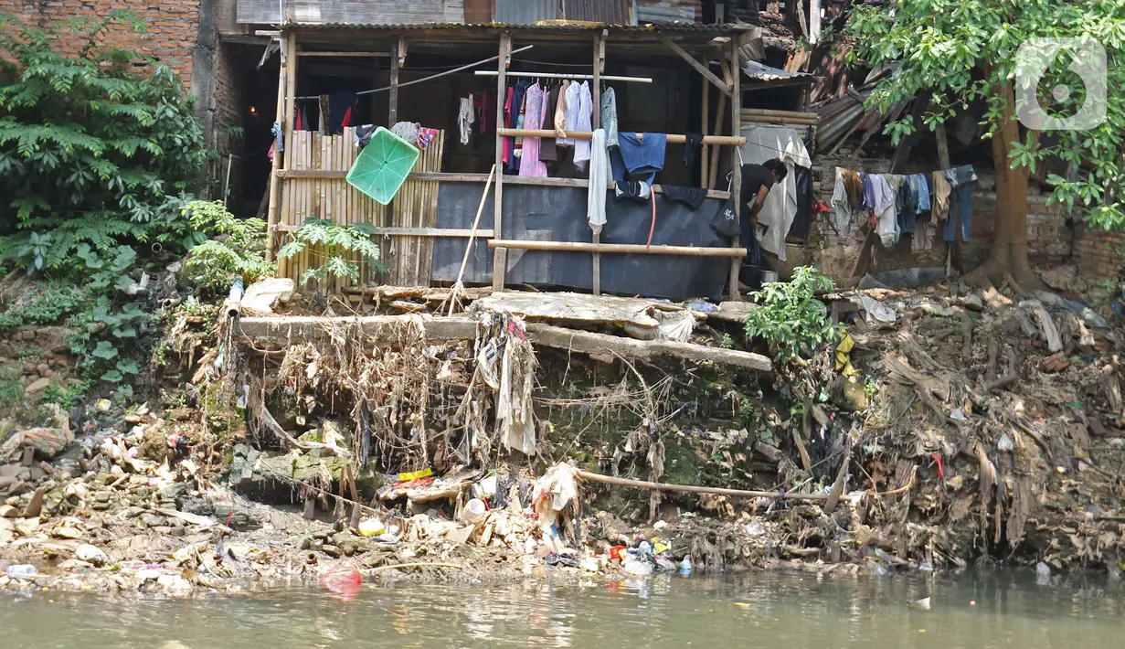 Warga beraktivitas di bantaran Sungai Ciliwung, Kampung Tanah Rendah, Jakarta, Jumat (15/11/2019). Pemprov DKI Jakarta membatalkan pembebasan 118 bidang tanah di bantaran Sungai Ciliwung yang disebabkan karena defisit anggaran. (Liputan6.com/Herman Zakharia)