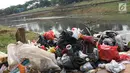 Tumpukan sampah yang berhasil diambil dari Banjir Timur, Jakarta, Selasa (19/9). Diperkirakan sungai itu tercemar limbah sehingga airnya berwarna hitam pekat dan mengeluarkan bau tak sedap serta berbusa. (Liputan6.com/Immanuel Antonius)