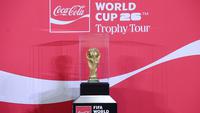 Trofi FIFA World Cup 2026 diperlihatkan kepada media saat Trophy Tour di Jakarta International Convention Center (JICC), Senayan, Jakarta, Kamis (22/1/2026). (Bola.com/ Abdul Aziz)
