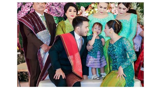 6 Potret Jessica Mila gelar syukuran baptisan Kyarra, gayanya elegan berkebaya hijau