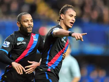 Striker Crystal Palace Marouane Chamakh (kanan) melakukan selebrasi setelah berhasil menyamai kedudukan pada pertandingan sepak bola Liga Inggris antara Chelsea vs Crystal Palace di Stamford Bridge, London (141213). (AFP/Glyn Kirk)