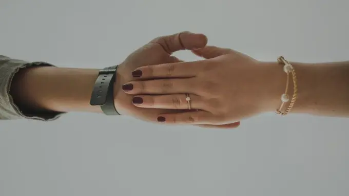 Ilustrasi Model Gelang Emas Lipan (Lucia Durdos/Unsplash)