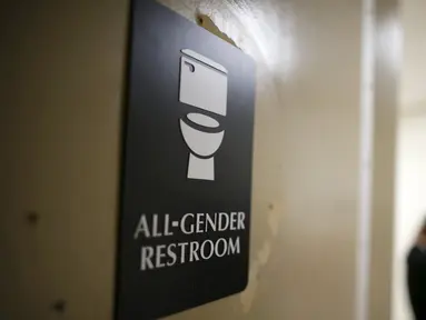 Pintu bertuliskan 'All-gender restroom' terlihat di toilet netral gender pertama di Santee High School, Los Angeles, California, AS, Senin (18/4). Toilet disediakan sebagai langkah mendukung dan menampung siswa transgender. (REUTERS/Lucy Nicholson)