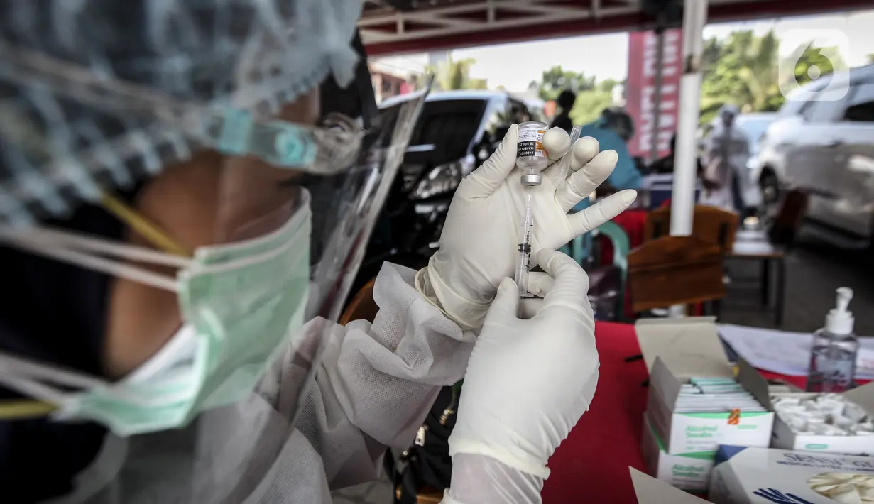 Petugas menyiapkan vaksin COVID-19 saat vaksinasi secara drive-thru di Jalan Duri Raya, Jakarta Barat, Kamis (8/7/2021). Yayasan Cinta anak Bangsa (YACB) Fondation menggelar vaksinasi COVID-19 secara drive-thru dengan menargetkan 800 hingga 1.000 warga ikut vaksinasi ini. (Liputan6.com/Johan Tallo)
