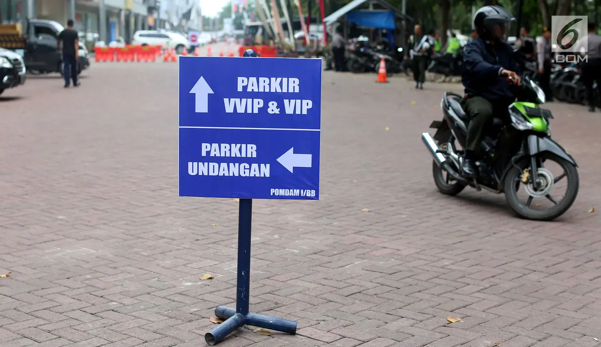 Papan petunjuk arah tamu undangan ngunduh mantu Kahiyang Ayu dan Bobby Nasution di Medan, Kamis (23/11). Resepsi pernikahan Kahiyang -Bobby berlangsung pada 24 hingga 26 November 2017 di Perumahan Bukit Hijau Regency Setiabudi. (Liputan6.com/Johan Tallo)